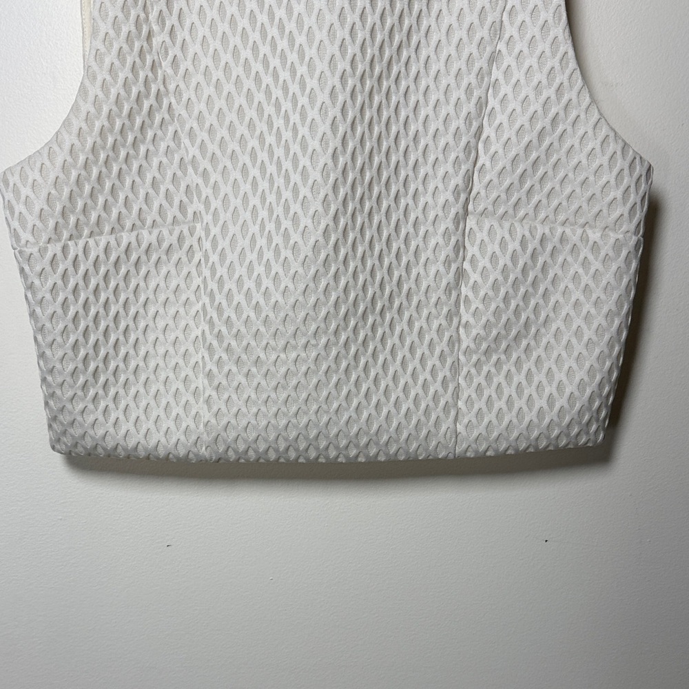 Express White Textured Sleeveless Back Slit Crop Top - Picture 6 of 13